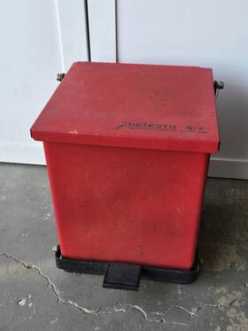 P-16r Detecto Red 16 Quart Step-on Can