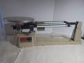 09058 Ohaus Beam Balance Gram Scale Model 700 Capacity 2610 Grams Serial