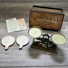 L-665 Pelouze Manufacturing Co. Vintage Rexo Laboratory Scale Model With Weights Paperwork Box