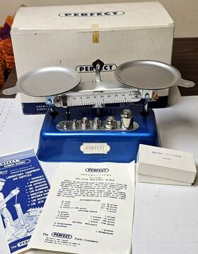 603-b Perfect Vintage Lab Scale / Balance W Metric Weights - Cib Original Box