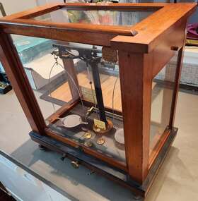 8a-1442 Seederer Kohlbusch Vintage Seko Apothecary Balance Scale Wood Glass Case