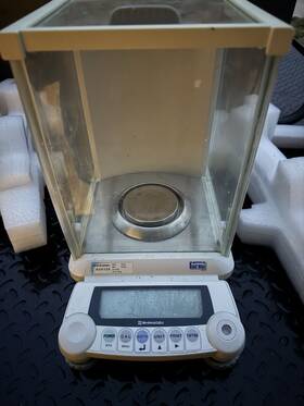 Aux120 Shimadzu Analytical Balance